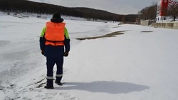 Спасатели Ставрополя следят за безопасностью отдыхающих на льду Комсомольского пруда
