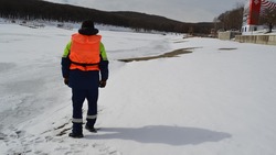 Спасатели Ставрополя следят за безопасностью отдыхающих на льду Комсомольского пруда