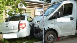 Автомобиль столкнулся с грузовиком из-за нарушения ПДД в Ставрополе