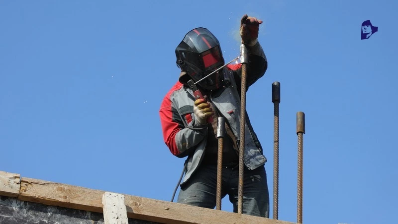 Рабочие принялись за фасад здания нового детсада в Ставрополе