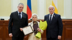 В Ставрополе ко Дню Конституции наградили две многодетные семьи