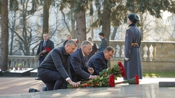 Глава Ставрополья вместе с делегацией из Белоруссии возложил цветы у Вечного огня