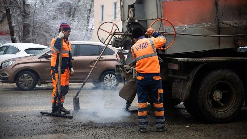 Дорожные службы Ставрополя продолжили работу благодаря тёплой погоде 