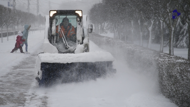 140 человек расчищали дороги Ставрополя от снега в ночь 28 ноября