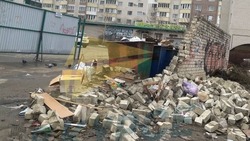 Во дворе многоэтажного дома в Ставрополе рухнула стена