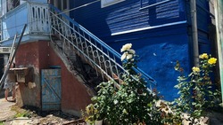 Рухнувшую лестницу в доме пенсионерок починили в Ставрополе