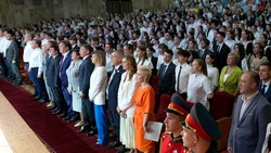 Губернатор Владимиров вручил медали лучшим выпускникам школ Ставрополья