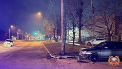 Водитель и пассажир попали в больницу, врезавшись в опору ЛЭП в Ставрополе