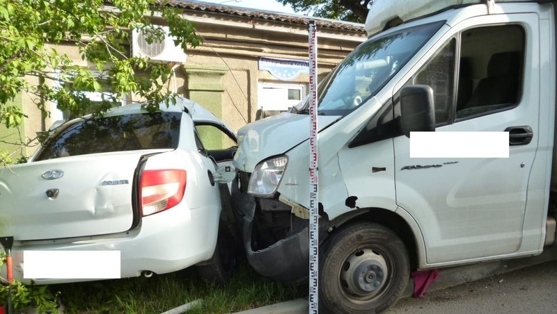 Автомобиль столкнулся с грузовиком из-за нарушения ПДД в Ставрополе