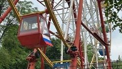 Парки Ставрополя украсили российскими флагами в преддверии Дня России