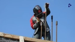 Рабочие принялись за фасад здания нового детсада в Ставрополе