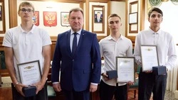 Трёх матросов наградили за спасение тонущих на Комсомольском пруду детей