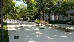 В Ставрополе на проспекте Октябрьской Революции перекладывают плиточное покрытие