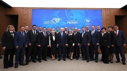 Путин наградил победителя премии «Служение» в Национальном центре «Россия» 